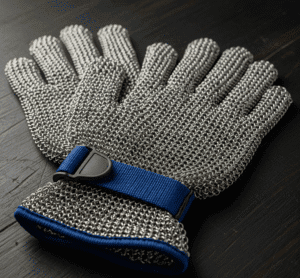 Guantes anticorte de malla de acero inoxidable con correa azul, ideales para carnicería, cristalería y manejo de objetos afilados, cumplen con EN 388.