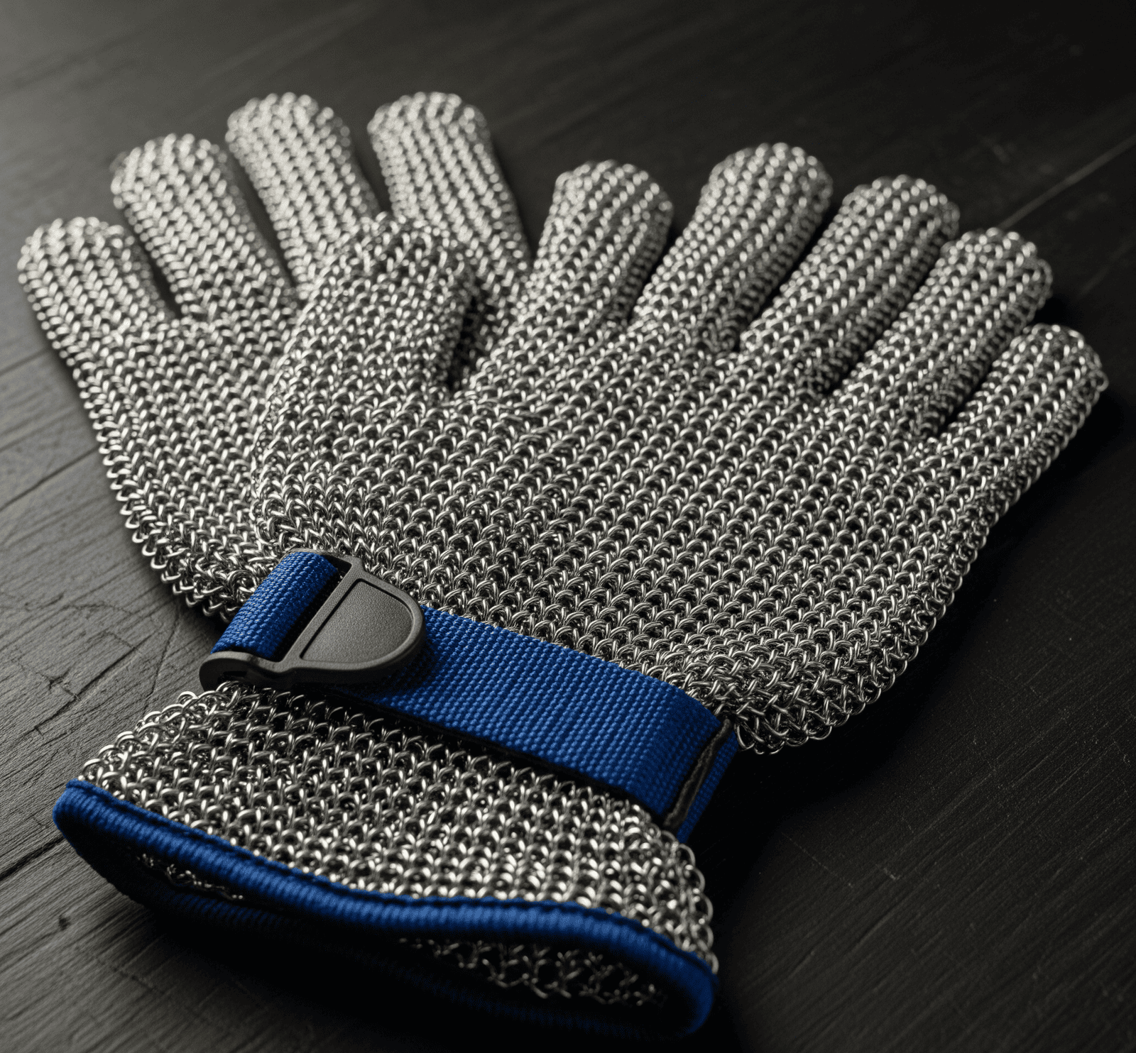 Guantes anticorte nivel 5 de malla de acero inoxidable con correa azul, ideales para carnicería, cristalería y manejo de objetos afilados, cumplen con EN 388.