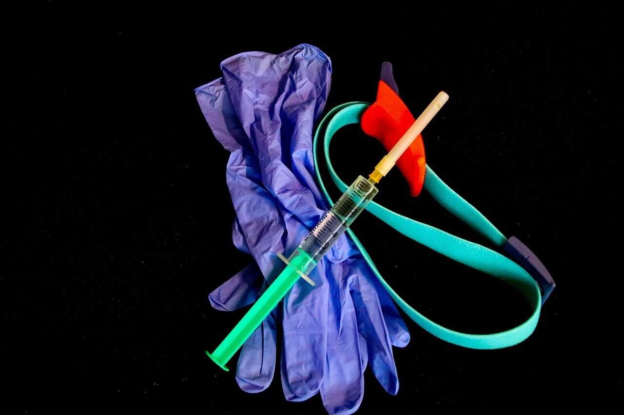 Diferencia entre guantes estériles y no estériles con ejemplo de guantes médicos y material sanitario
