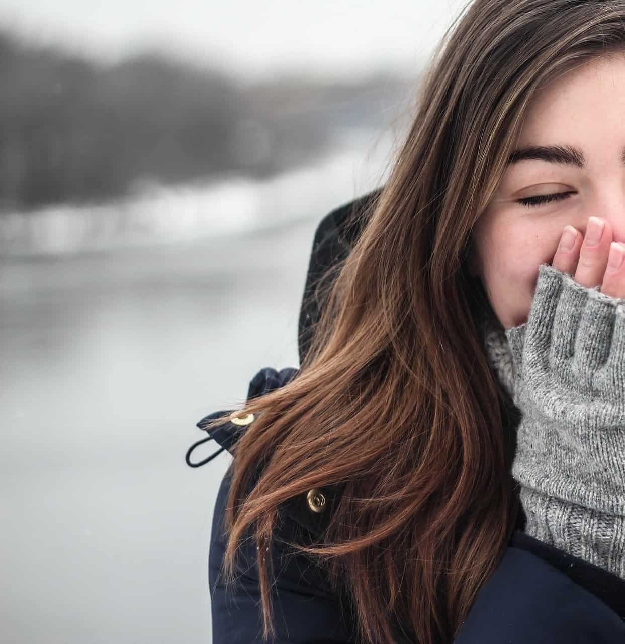 Mujer joven usando guantes protectores mientras realiza una tarea manual