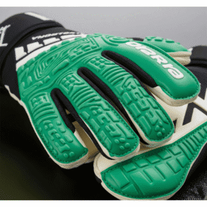 Foto realista de guantes de arquero verde neón con palma de látex de alto agarre, ideales para quienes buscan los mejores guantes que se pega la pelota